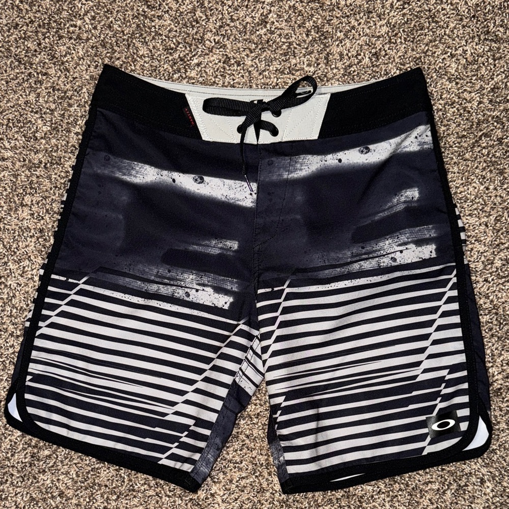 Oakley Men's Striped Black and Gray Board Shorts size 30